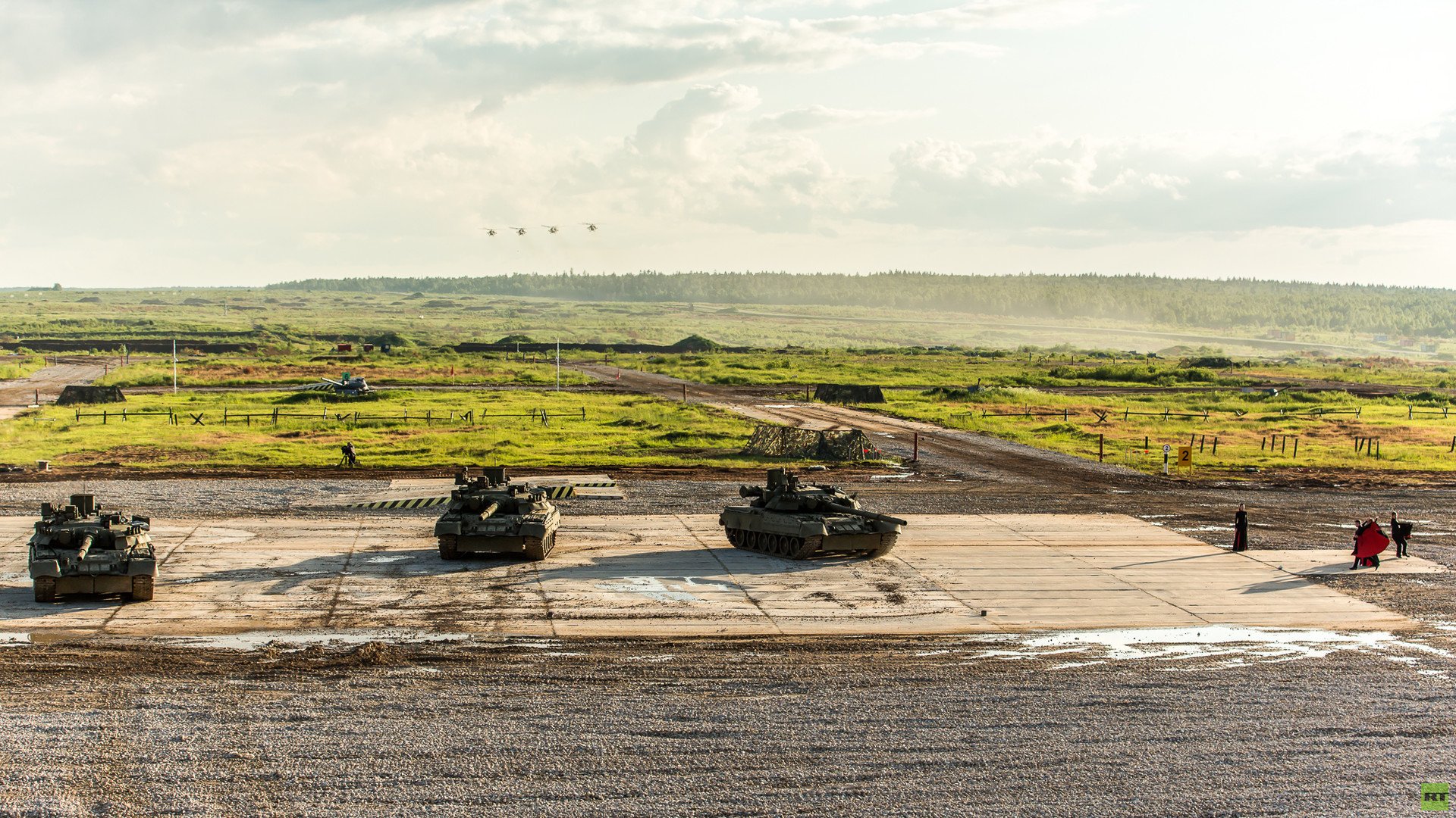 حركات لمروحيات مي - 28 ودبابات تي - 80