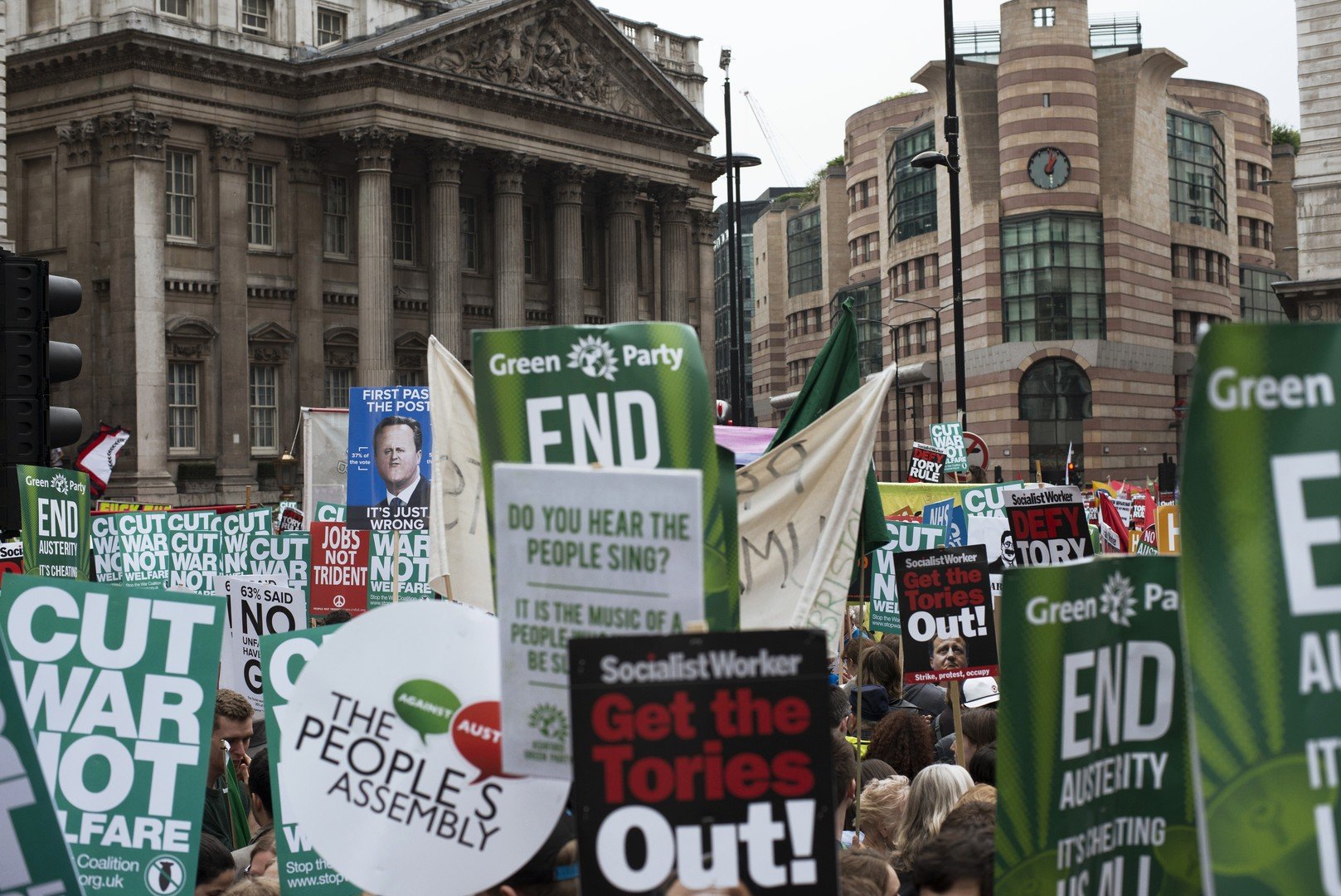 مشاركون في التظاهرة ضد سياسة التقشف في لندن