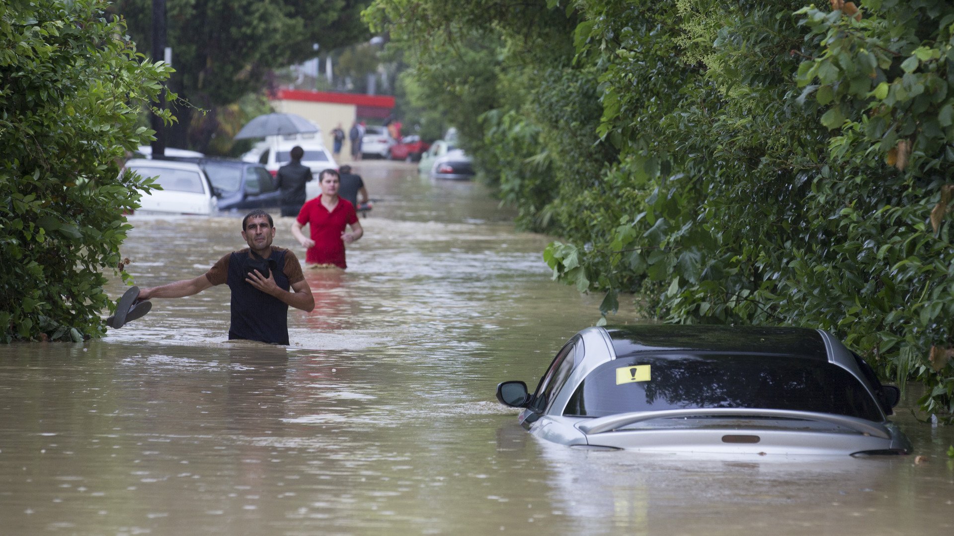 شارع في مدينة سوتشي غمرته مياه الأمطار