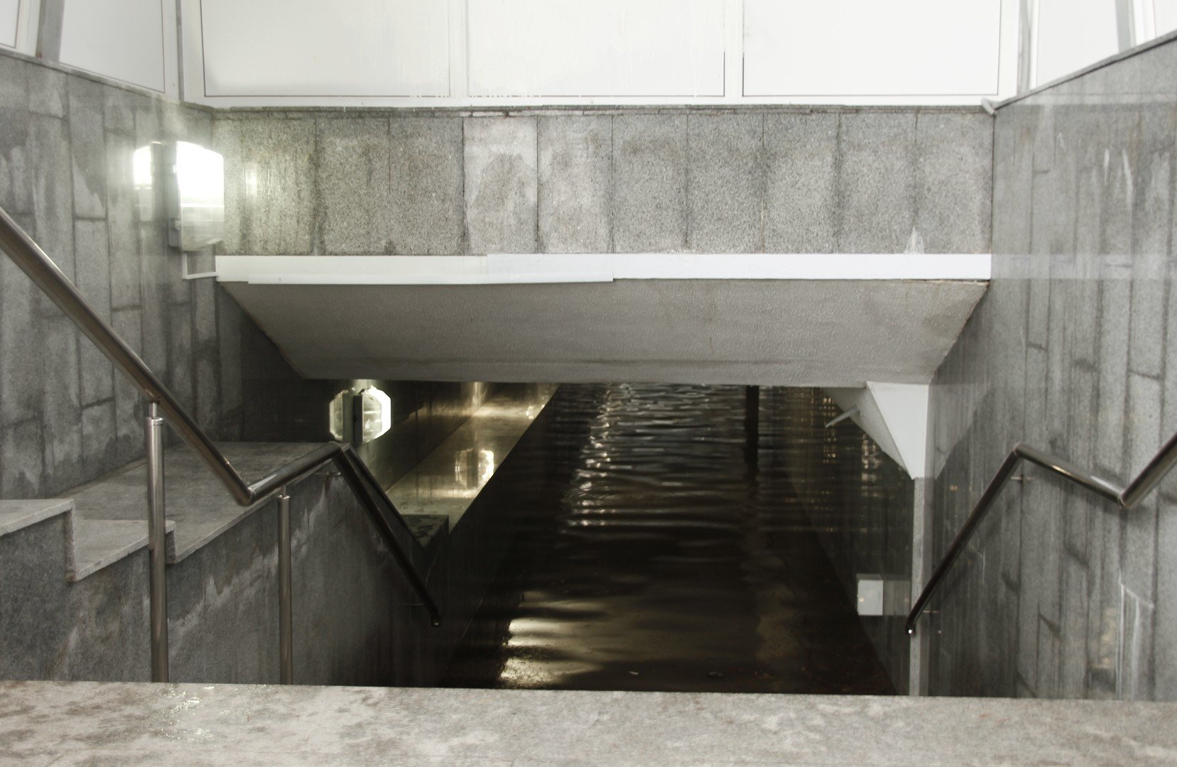 نفق مغمور بالماء