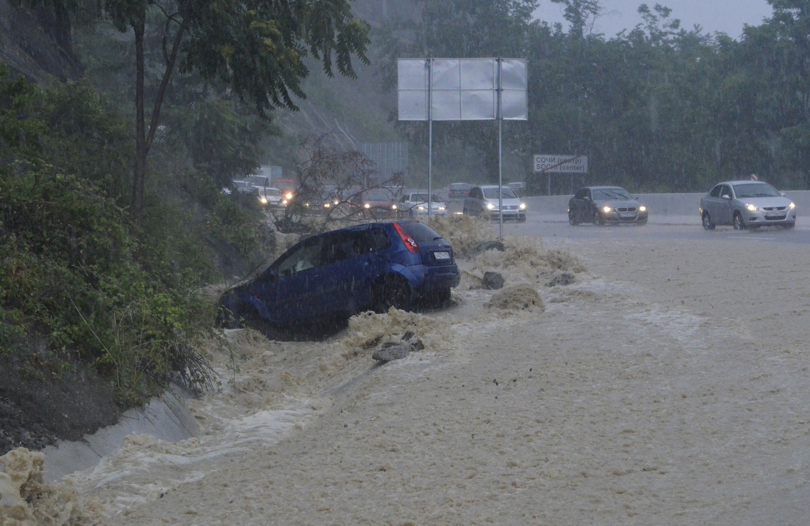 سائقو السيارات في محاولة للخروج من المدينة
