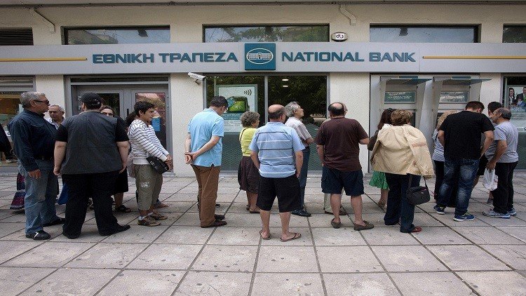 طوابير اليونانيين أمام أجهزة الصرافة خشية تعثر المفاوضات مع المقرضين  