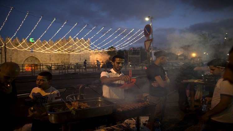 فلسطينيون يبيعون مواد غذائية بعد الإفطار يوميا في شهر رمضان المبارك خارج البلدة القديمة في القدس