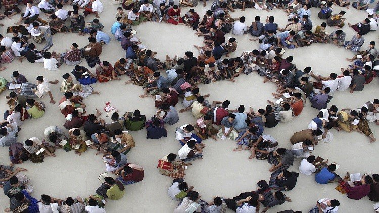 طلاب مدرسة داخلية إسلامية "روضة الحسنة" يتلون القرآن بانتظام خلال شهر رمضان شمال سومطرة بإندونيسيا