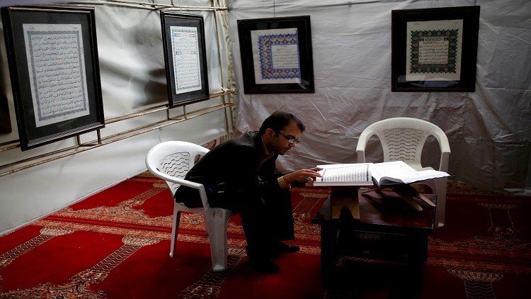  رجل أفغاني يتلو القرآن الكريم في شهر رمضان في كابل