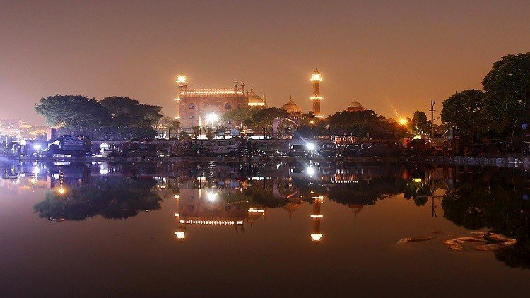  مشهد لمسجد "الجامع الكبير" مضيء طوال شهر رمضان في الحي القديم بدلهي في الهند