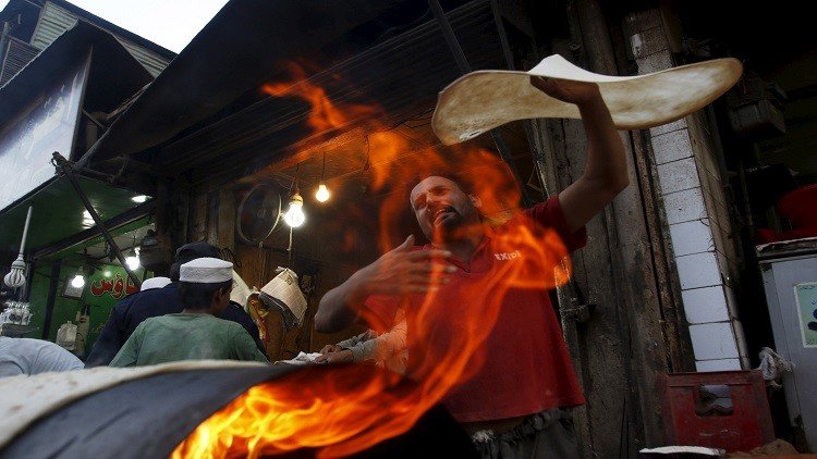 خباز يتفنن بتجهيز الخبز قبل الإفطار في شهر رمضان المبارك بمدينة بيشاور الباكستانية 