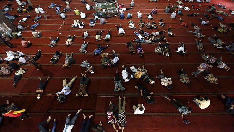 راحة واسترخاء بعد صلاة الجمعة في جامع الاستقلال بجاكرتا الإندونيسية 