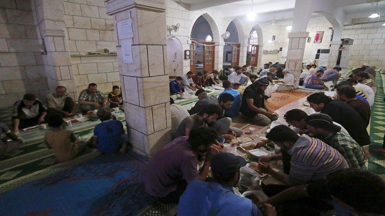 مأدبة إفطار في مدينة إدلب السورية 