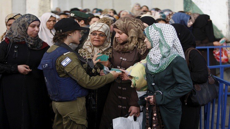 نقطة تفتيش إسرائيلية في الأراضي المقدسة في شهر رمضان الكريم