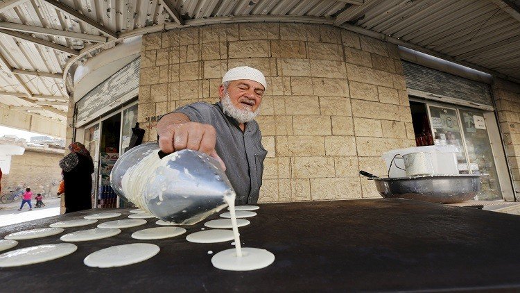 صانع الحلوى في مدينة الرمثا الأردنية