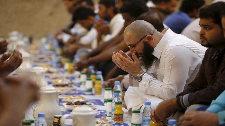 رجل يدعو الله قبل الافطار بجامع الرجحي في الرياض