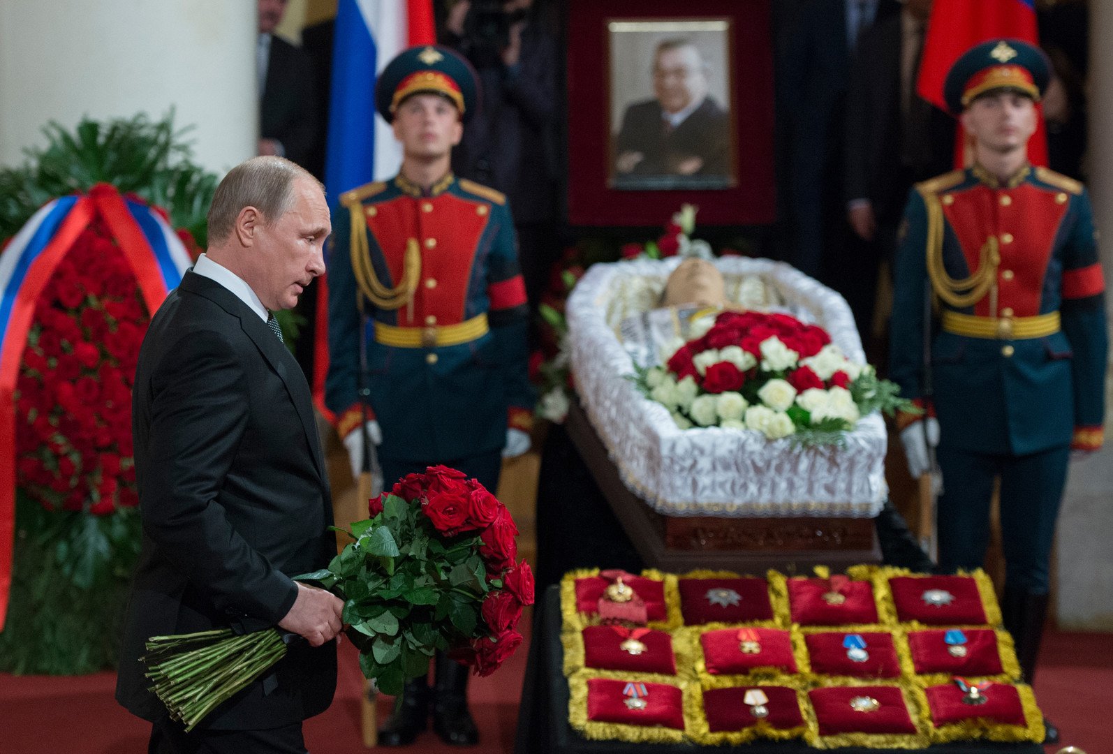 روسيا تودع بريماكوف إلى مثواه الأخير (فيديو)