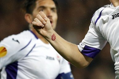 وشم على ذراع لاعب فيورنتينا جاسمين كورتيتش