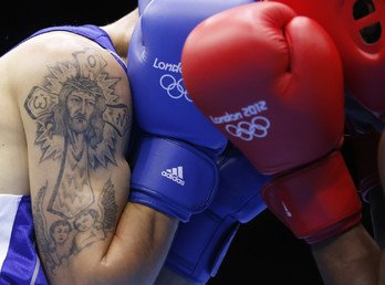 الملاكم المولدوفي فاسيلي بيلوس مع وشم على كتفه في دورة ألعاب لندن الأولمبية