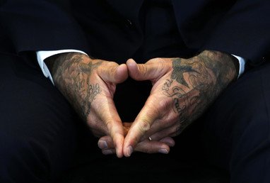 ديفيد بيكهام مع العديد من الأوشام على كلتا يديه يحضر مؤتمرا صحفيا في مقر شركة غوغل في لندن