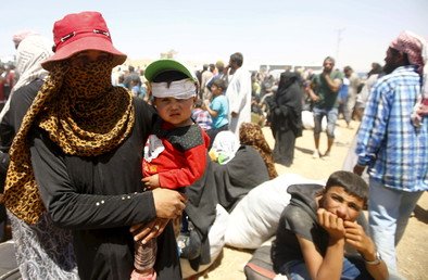 اللاجئون السوريون ينتظرون وسائل تنقلهم إلى داخل الأراضي التركية، 10 يونيو 2015