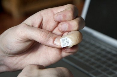 مهندس الكمبيوتر الفنلندي جالافا يعرض بطاقة ذاكرة يو اس بي مثبتة في إصبعه الاصطناعي 23 مارس 2009  