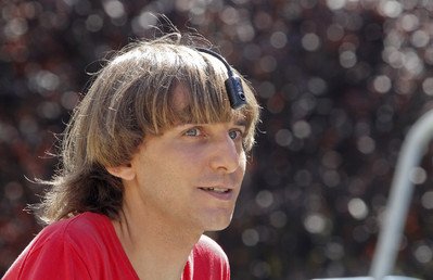 الموسيقي البريطاني هاربيسون ولد بمشكلة في عينيه يرى بالأبيض والأسود فقط في صورة له بأول عين اصطناعية