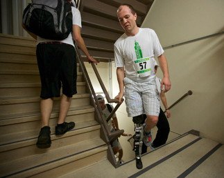 مهندس البرمجيات الأمريكي زاك فاوتر يتسلق درج السلم بأول ساق في العالم مصنوعة بتقنيات الهندسة الحيوية