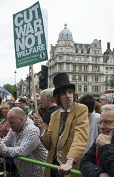 مشاركون في التظاهرة ضد سياسة التقشف في لندن