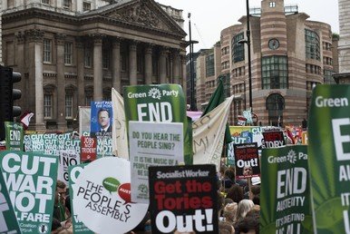 مشاركون في التظاهرة ضد سياسة التقشف في لندن