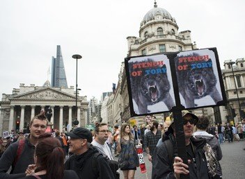 مشاركون في التظاهرة ضد سياسة التقشف في لندن