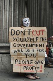 مشارك في التظاهرة ضد سياسة التقشف في لندن