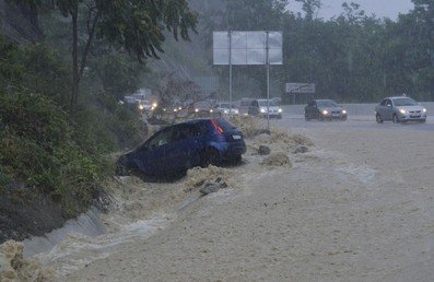 سائقو السيارات في محاولة للخروج من المدينة