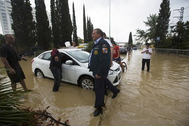 عمدة سوتشي أناتولي باخوموف يتفقد  آثار الفيضان