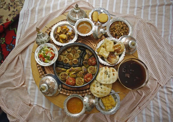 موائد شهر رمضان تتزين بالأكلات الشعبية التقليدية