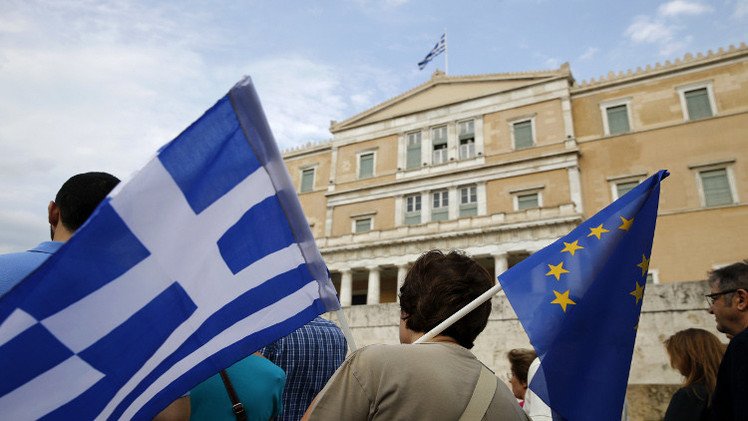 أثينا.. قدم في منطقة اليورو وأخرى خارجها