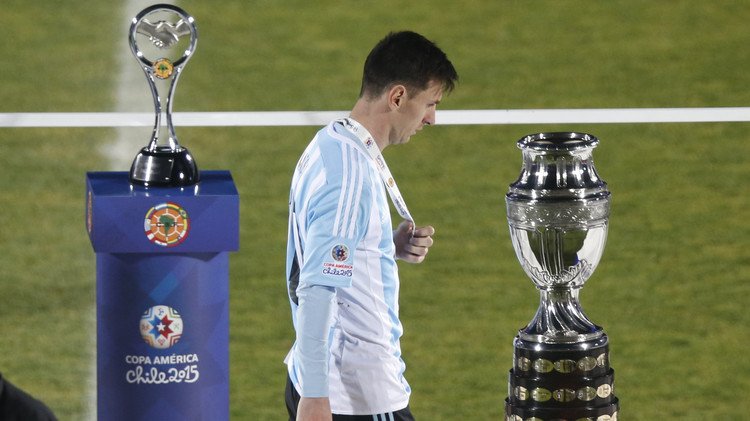 ميسي يرفض جائزة أفضل لاعب في "كوبا أمريكا 2015" (فيديو)