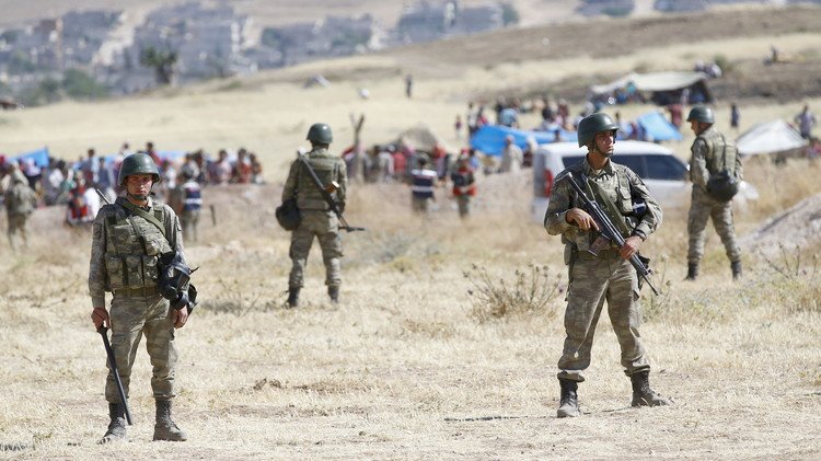 الجيش التركي  يحتجز نحو 800 شخص حاولوا التسلل من سوريا