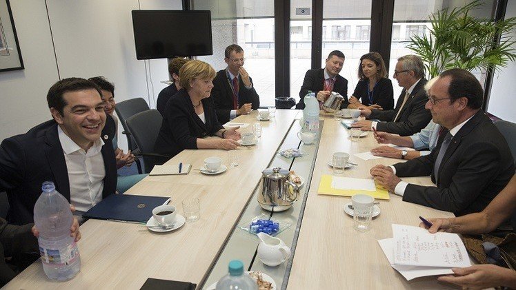 ميركل وتسيبراس وهولاند ويونكر خلال اجتماع في بروكسل قبيل قمة طارئة للاتحاد الأوروبي 7 يوليو/تموز