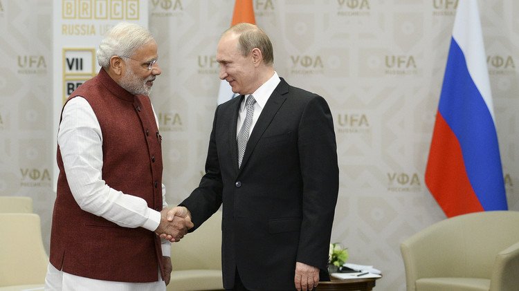 بوتين يعد رئيس الوزراء الهندي بممارسة اليوغا (فيديو)