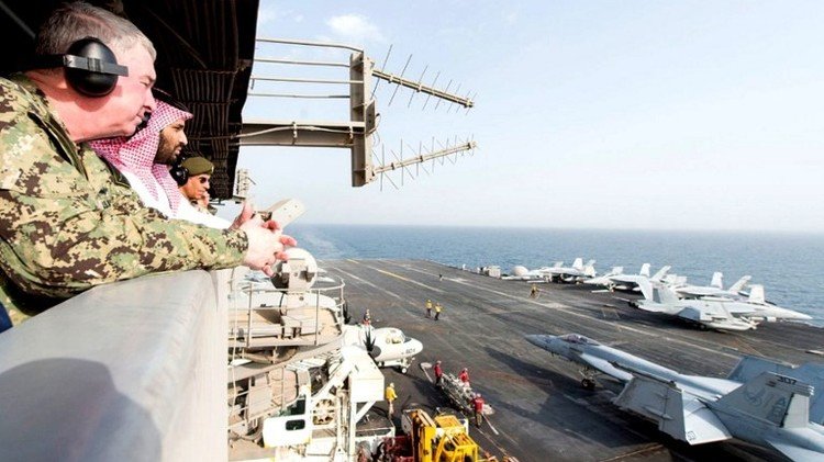 ولي ولي العهد السعودي يزور حاملة طائرات أمريكية