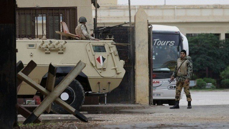 مقتل ضابط  في صعيد مصر وجرح 15 جنديا في سيناء 
