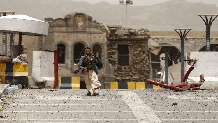 اليمن.. عشرات القتلى والجرحى في غارات واشتباكات عنيفة