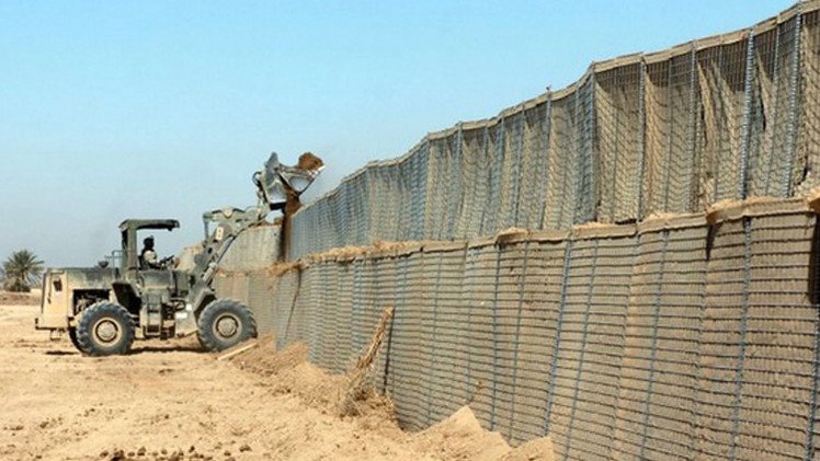 متحصنا خلف الجدار الصخري