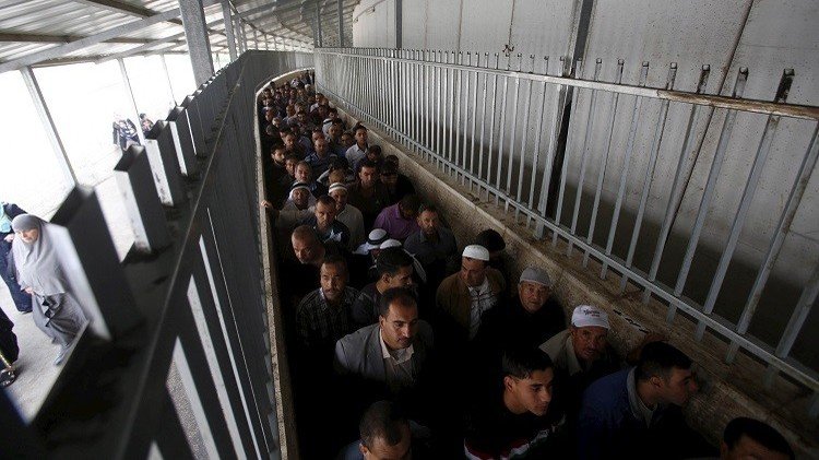 ربع مليون فلسطيني يصلون بالأقصى في الجمعة الثالثة من رمضان