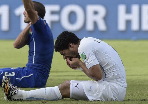 سواريز يطالب الفيفا الاعتذار على إيقافه في كأس العالم