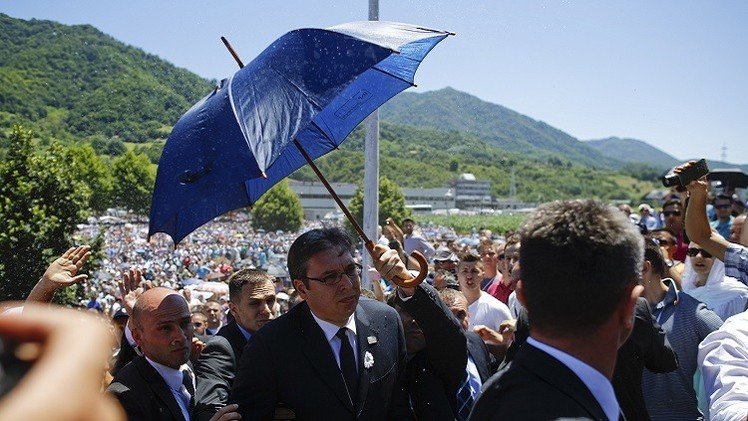 إصابة رئيس الوزراء الصربي خلال حادثة رشقه بالحجارة في سربرنيتسا                