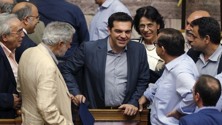 البرلمان اليوناني يوافق على قرارات جديدة لتدارك أزمة الديون والبقاء في منطقة اليورو