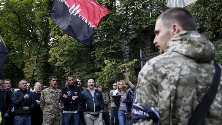 أنصار "القطاع الأيمن" يتظاهرون أمام مقر الرئاسة الأوكرانية في كييف