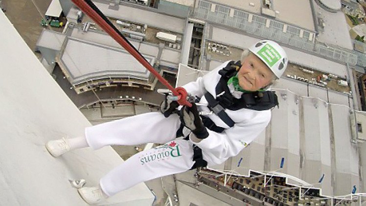 عجوز الـ101 عام تصبح أكبر ممارسة لرياضة الهبوط بالحبال 