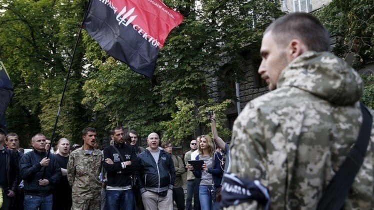 القطاع الأيمن في أوكرانيا يعترف باستخدامه السلاح ضد المواطنين