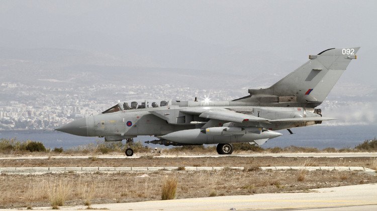 انفصال صاروخين عن مقاتلة بريطانية أثناء الهبوط في قاعدة عسكرية جنوب قبرص 