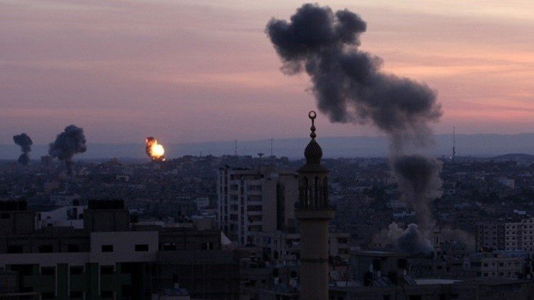 غارة إسرائيلية على غزة تصيب مدنيا بجروح