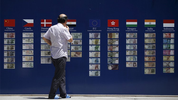 اليورو يهبط لأدنى مستوى في 6 أسابيع بعد موافقة اليونان على خطة الإنقاذ